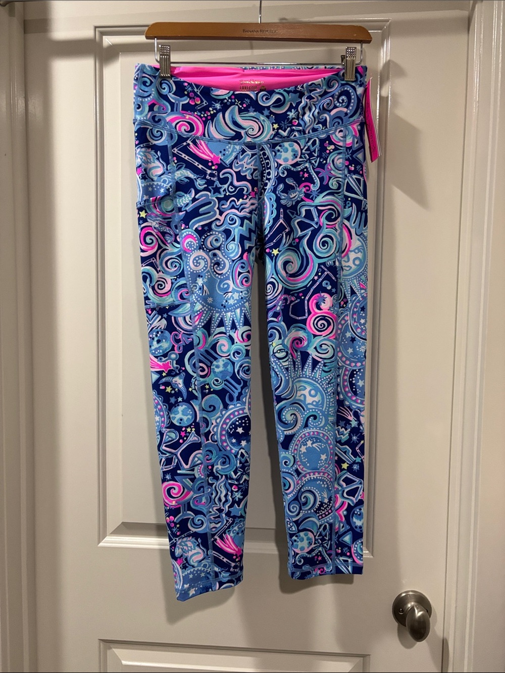 🦄🦄. HTF  Print NWT Weekender legging M
